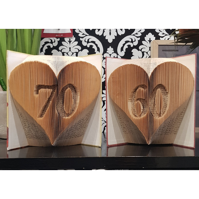 Hajtogatott szív formájú könyvszobor két számmal
