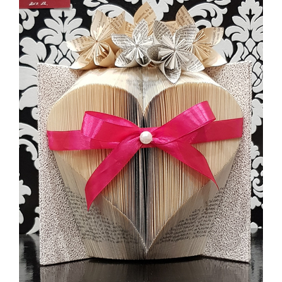 Dekorált szív formájú könyvszobor