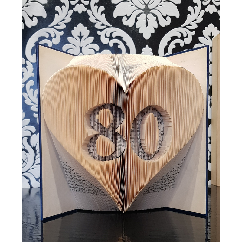 Hajtogatott szív formájú könyvszobor két számmal