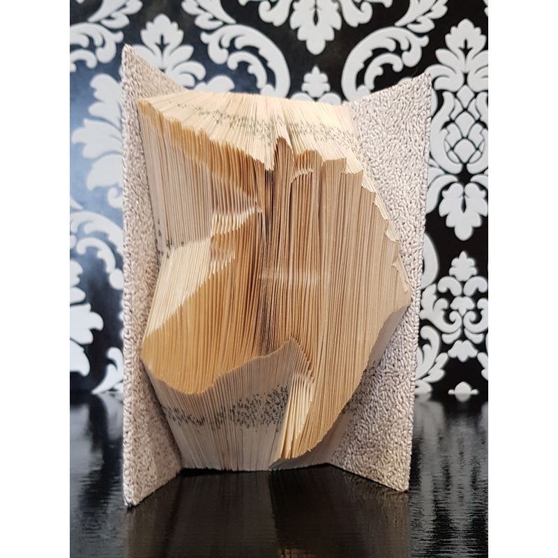 Formára hajtogatott könyvszobor